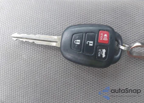 2016 Toyota Corolla Le z USA, uszkodzony, nr VIN 5YFBURHE8GP527205